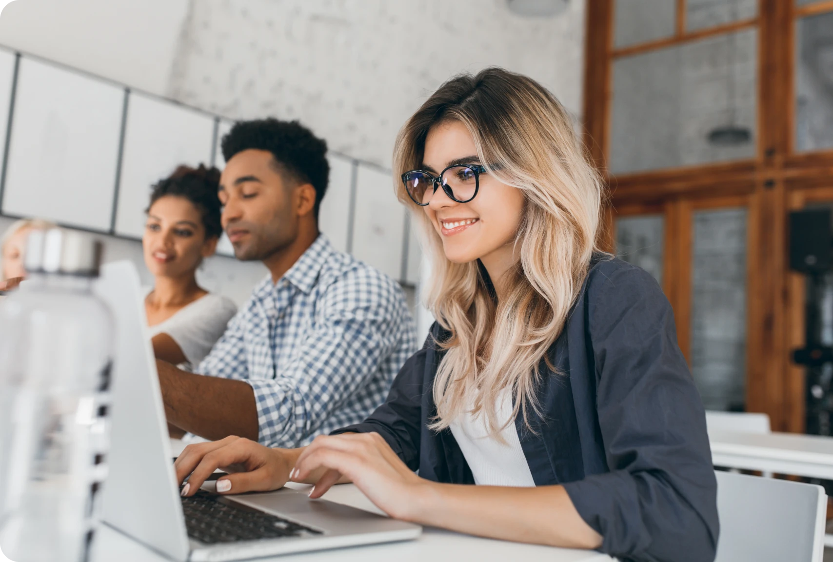 Estudiante en computadora